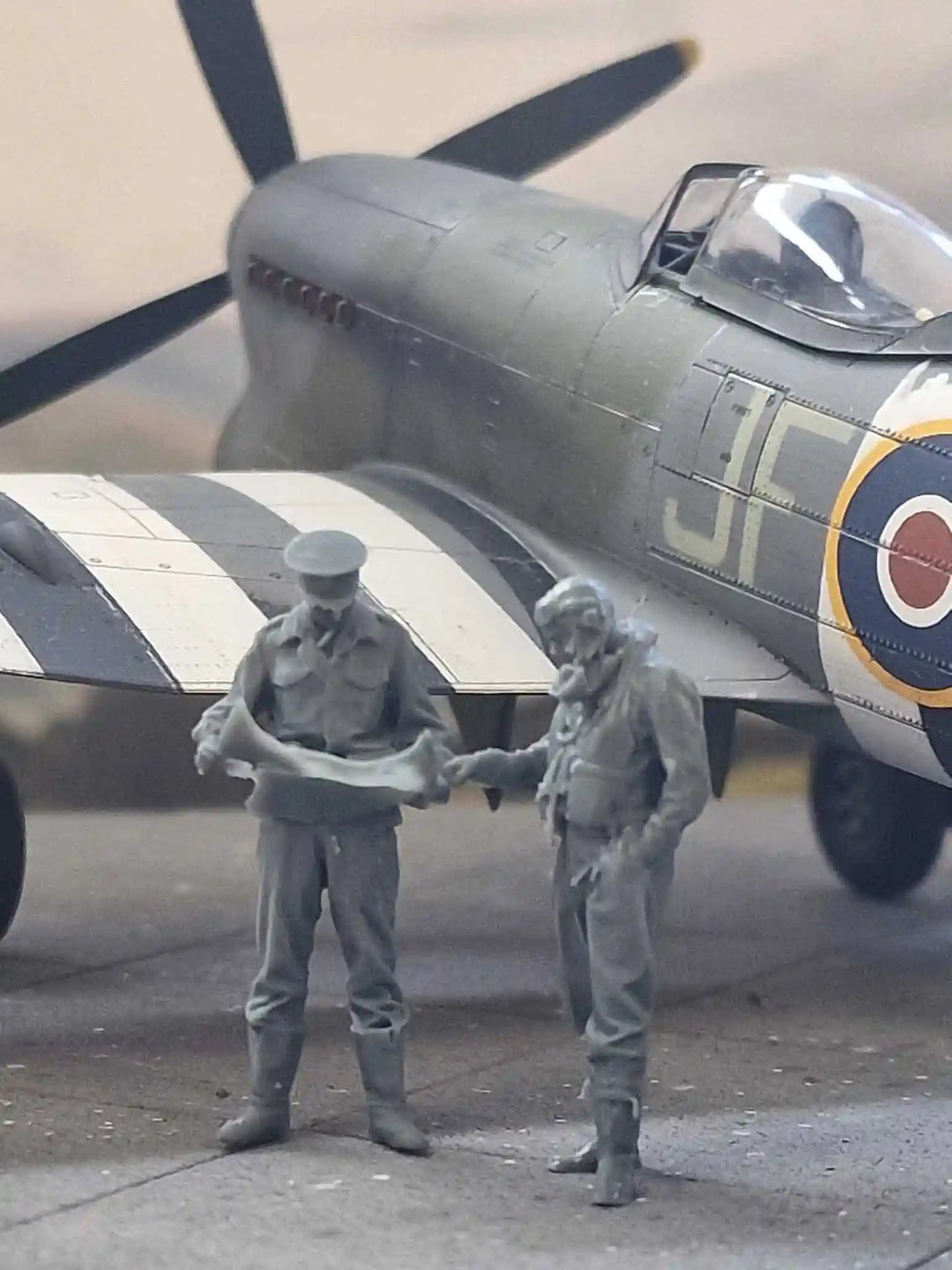 1:32 Scale RAF Through the Ages - World War Two - RAF 2TAF Officer & Pilot Reading Map