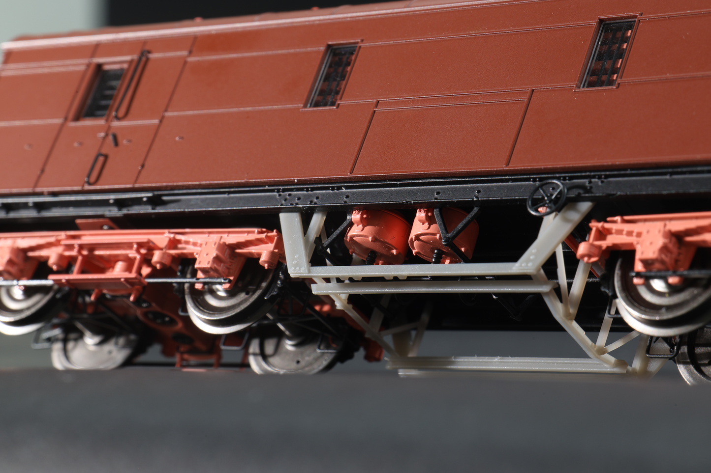 C2026 LMS 42ft GUV Parcels Van BR Blue 'Denparts' ADB97560