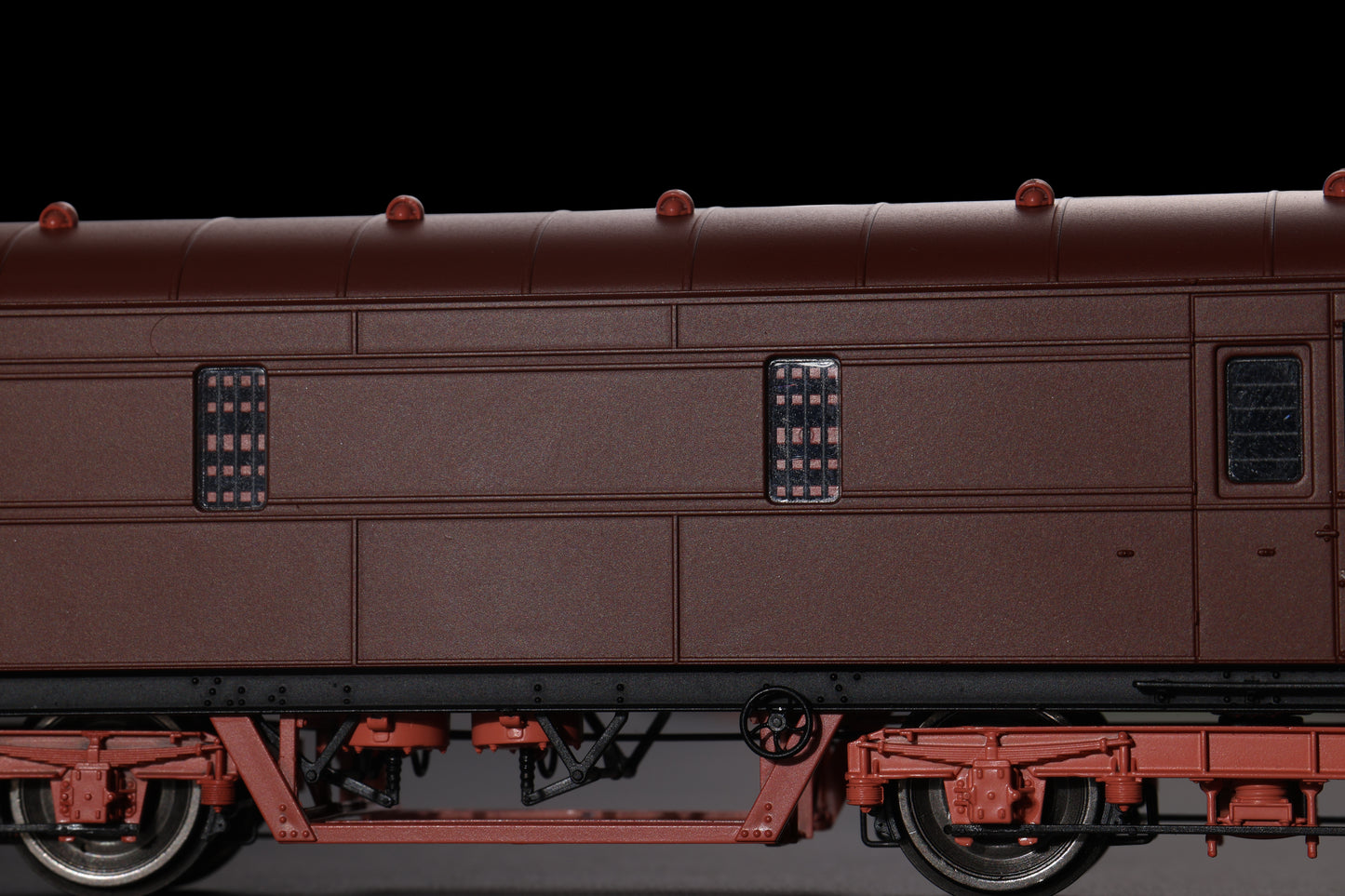 C2027 LMS 42ft GUV Parcels Van BR Crimson & Cream 37909