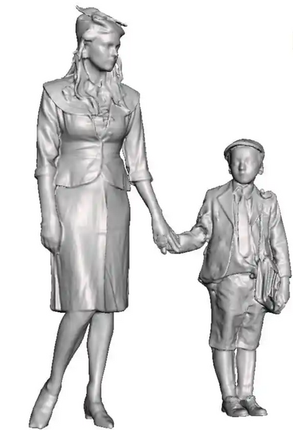 OO Gauge - Town & Country - 1940s Woman and Child