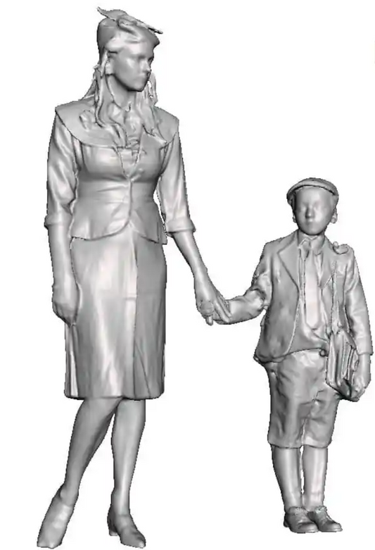 OO Gauge - Town & Country - 1940s Woman and Child