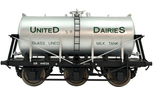 7F-031-010 6 Wheel Milk Tanker United Dairies 44026