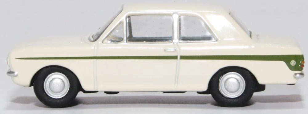 Ford Cortina MkII Ermine White/Sherwood Green