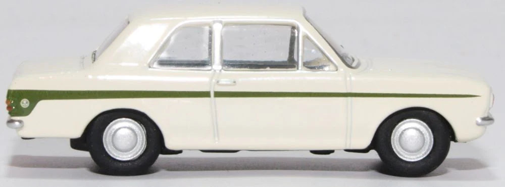 Ford Cortina MkII Ermine White/Sherwood Green