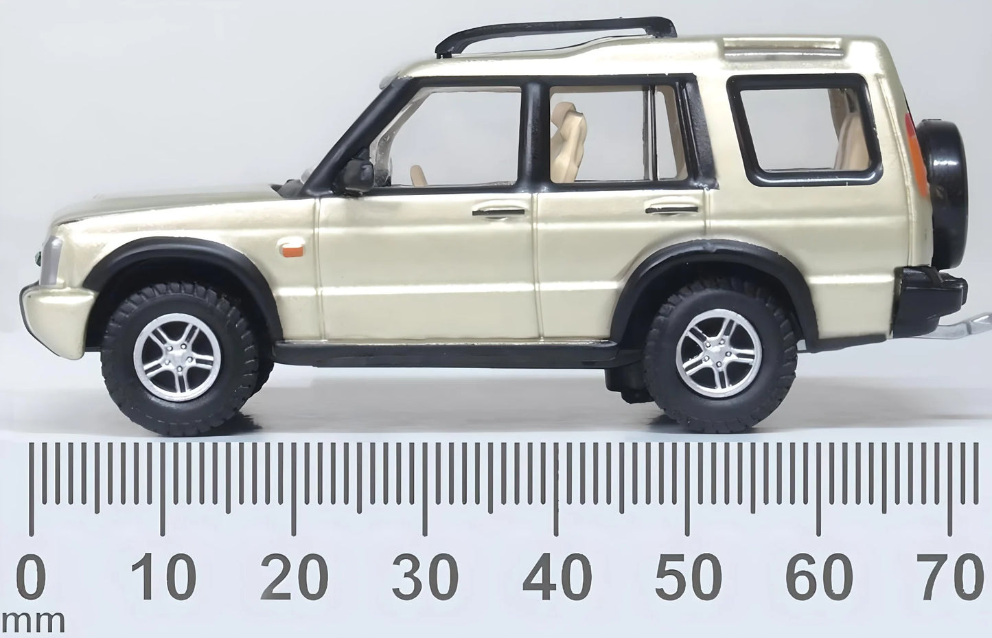 Land Rover Discovery 2 White Gold