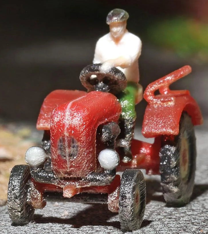 BUS8358 Tractor Junior with farmer