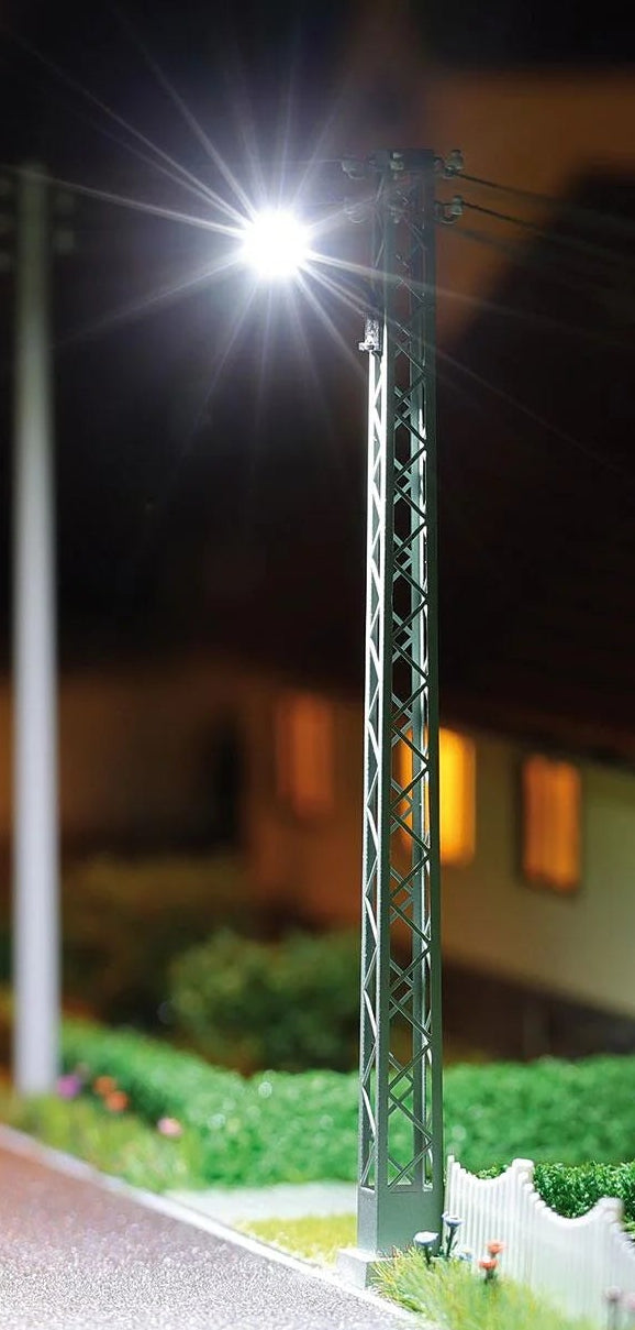BUS8724 Lamp with lattice mast