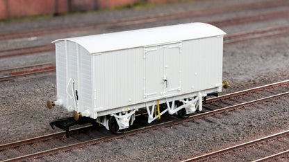 GNR 8 Ton Van - GN Insulated Meat Livery No.8354