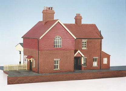 Pre-Owned CK16 Country Station, brick built, with platform Craftsmans Kit