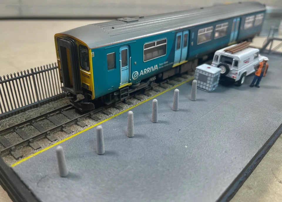 OO Gauge Bollards (Pack of 12) - Unpainted