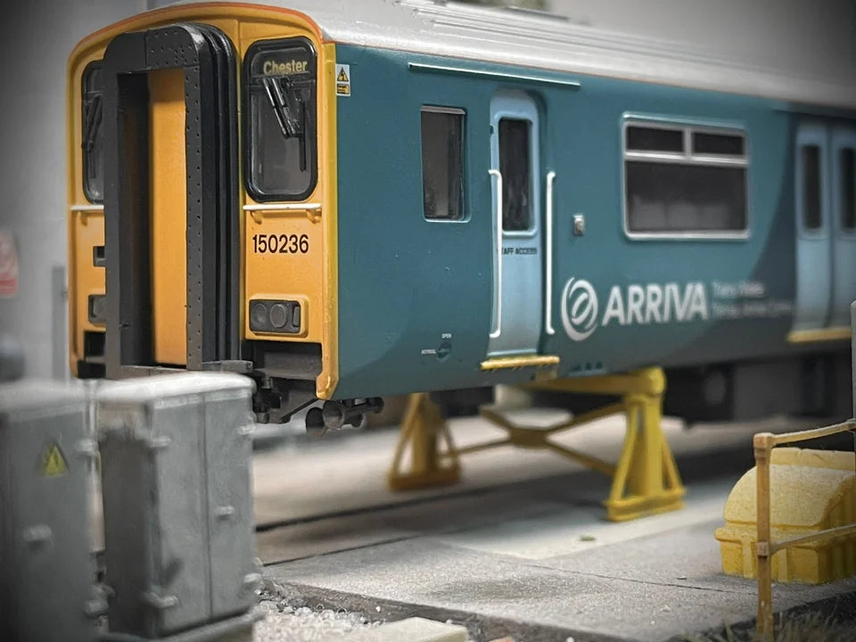 OO Gauge Locomotive Trestles (Pack of 2) - Unpainted