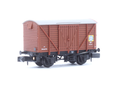 BR 12T Vent. Van Planked Sides BR Bauxite (Early) 'Blue Circle Cement' No.B762773