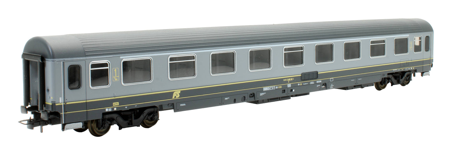Pre-Owned L309505 Italian State Railways (FS) 1st Class Type Z Passenger Coach '61 83 19-90 136-8'