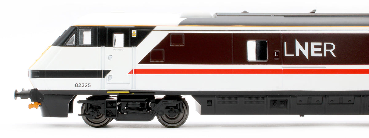 R40504 Mk4 DVT Driving Van Trailer LNER 82225