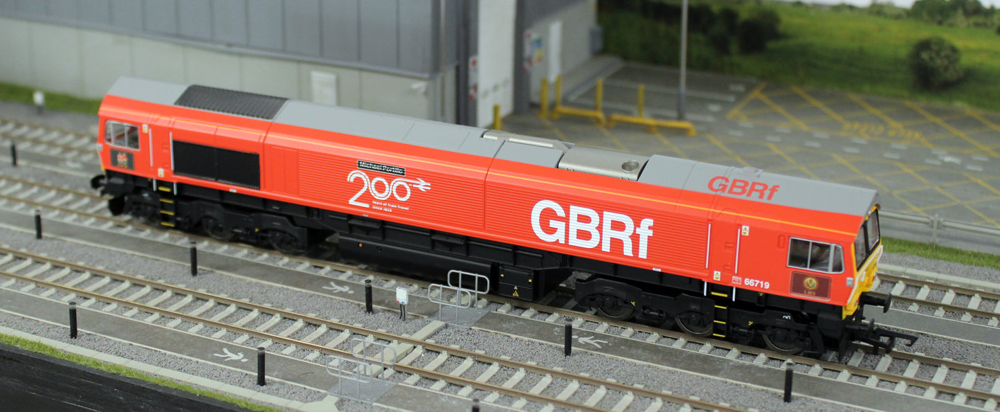 R30550 RailRoad Plus GBRf Class 66 Railway 200 'Michael Portillo' 66719 Diesel Locomotive