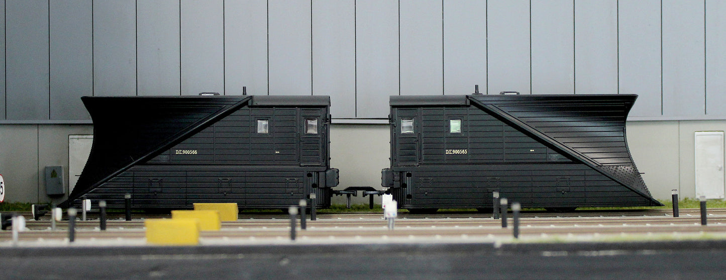 38-642Z Pair of 2 NER Snowploughs DE900565 & DE900566 BR Departmental Black