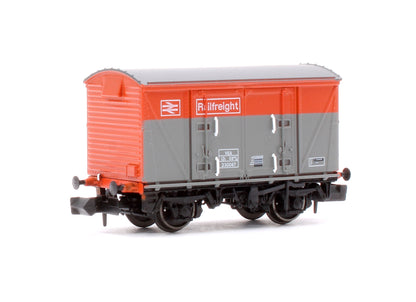 Set of 3 BR 12T VEA Ventilated Vans, BR Railfreight Red/Grey