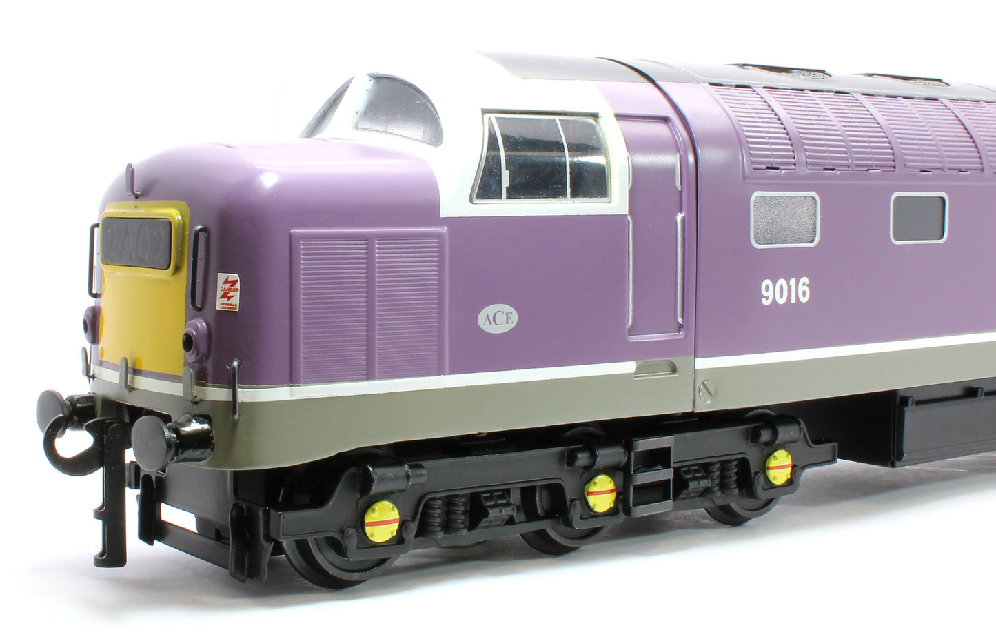 E/41-D Class 55 English Electric Deltic "Gordon Highlander" Porterbrook Purple No. 9016 Diesel Locomotive