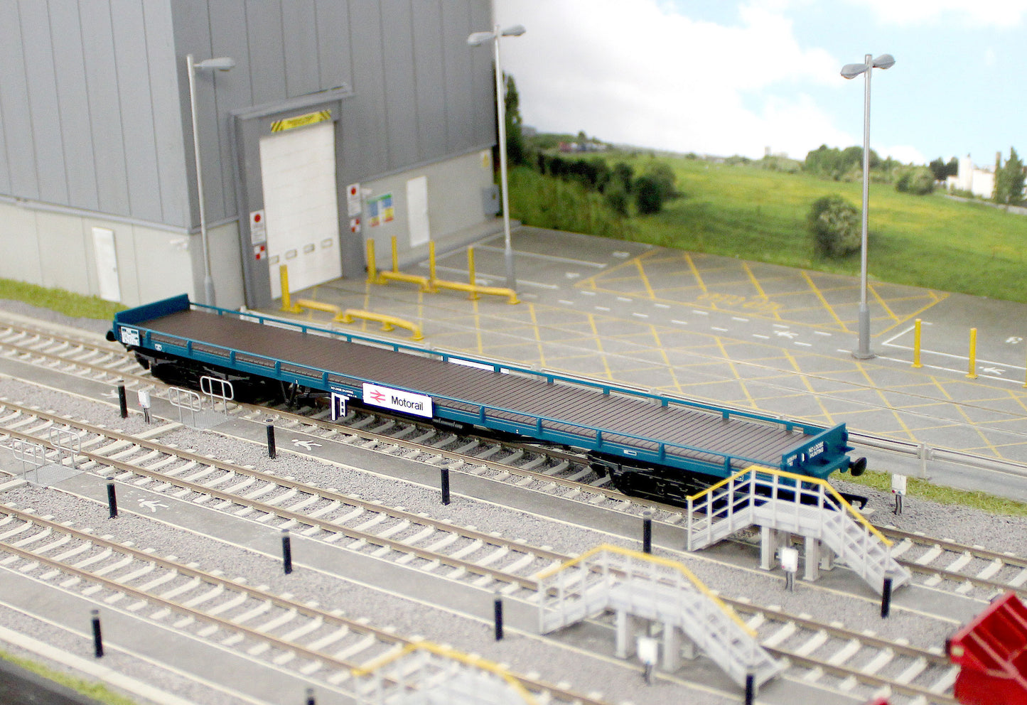 38-902A BR FVX Carflat Wagon BR Blue 'Motorail' No.B745075