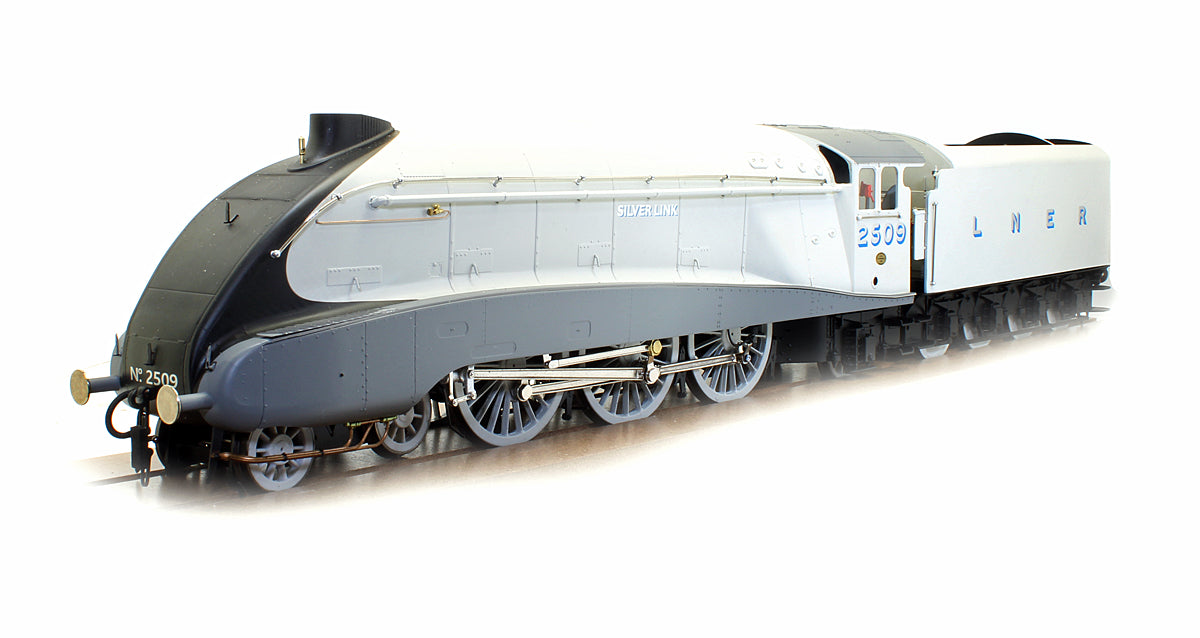 Pre-Owned Class A4 4-6-2 'Silver Link' 2509 LNER Silver Steam Locomotive With Streamlined Corridor Tender