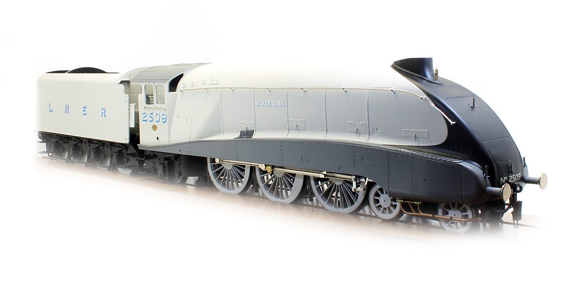 Pre-Owned Class A4 4-6-2 'Silver Link' 2509 LNER Silver Steam Locomotive With Streamlined Corridor Tender