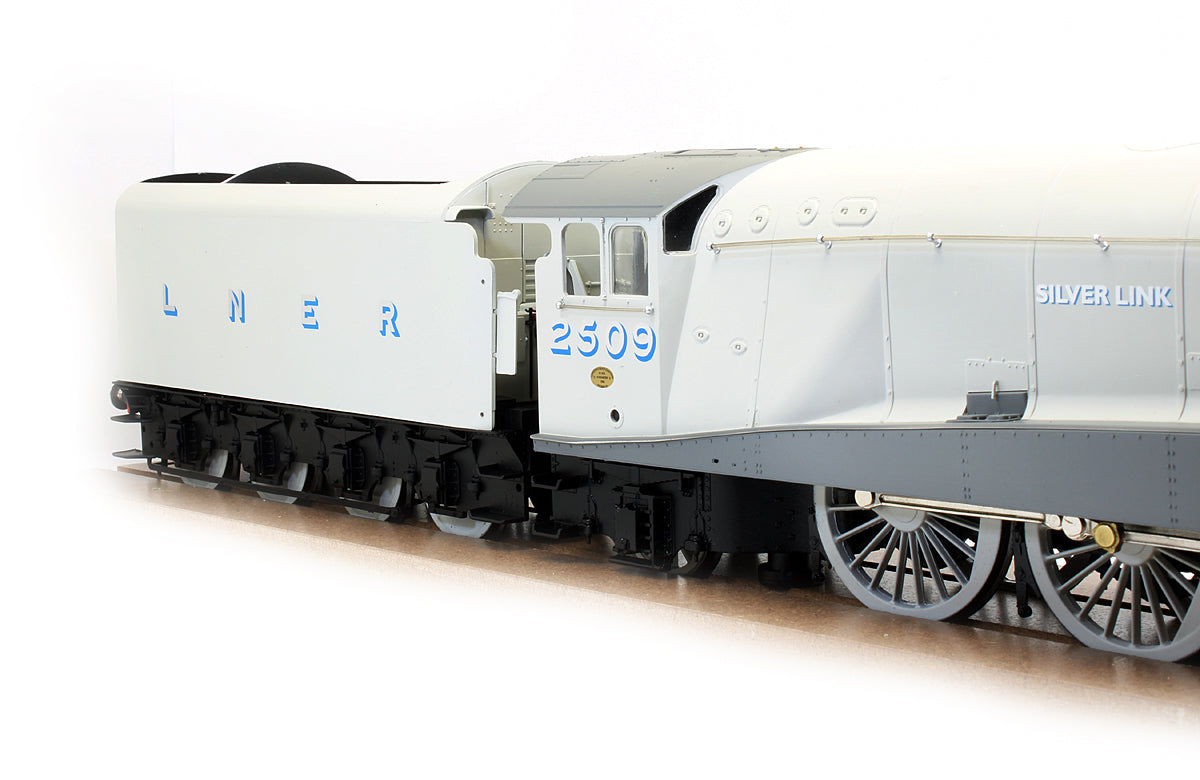Pre-Owned Class A4 4-6-2 'Silver Link' 2509 LNER Silver Steam Locomotive With Streamlined Corridor Tender