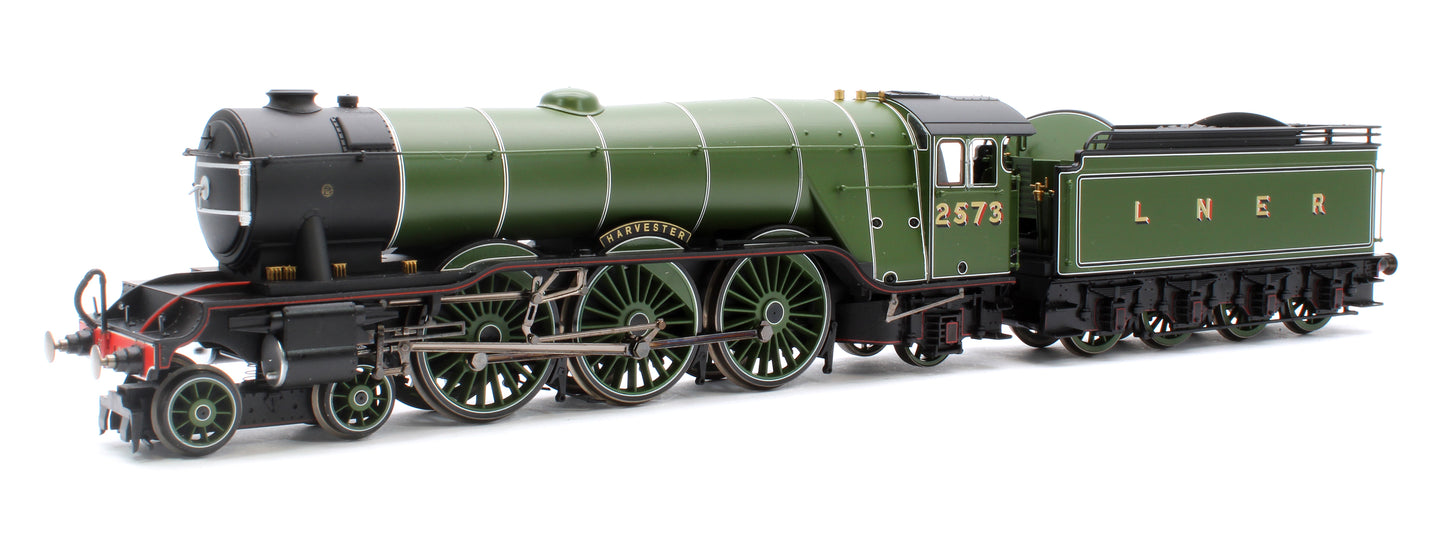 Class A3 No.2573 'Harvester' (diecast footplate and flickering firebox) LNER Green Steam Locomotive