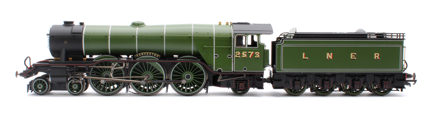 Class A3 No.2573 'Harvester' (diecast footplate and flickering firebox) LNER Green Steam Locomotive