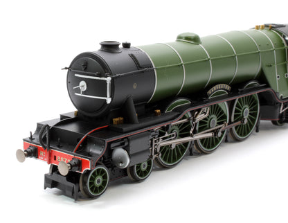 Class A3 No.2573 'Harvester' (diecast footplate and flickering firebox) LNER Green Steam Locomotive