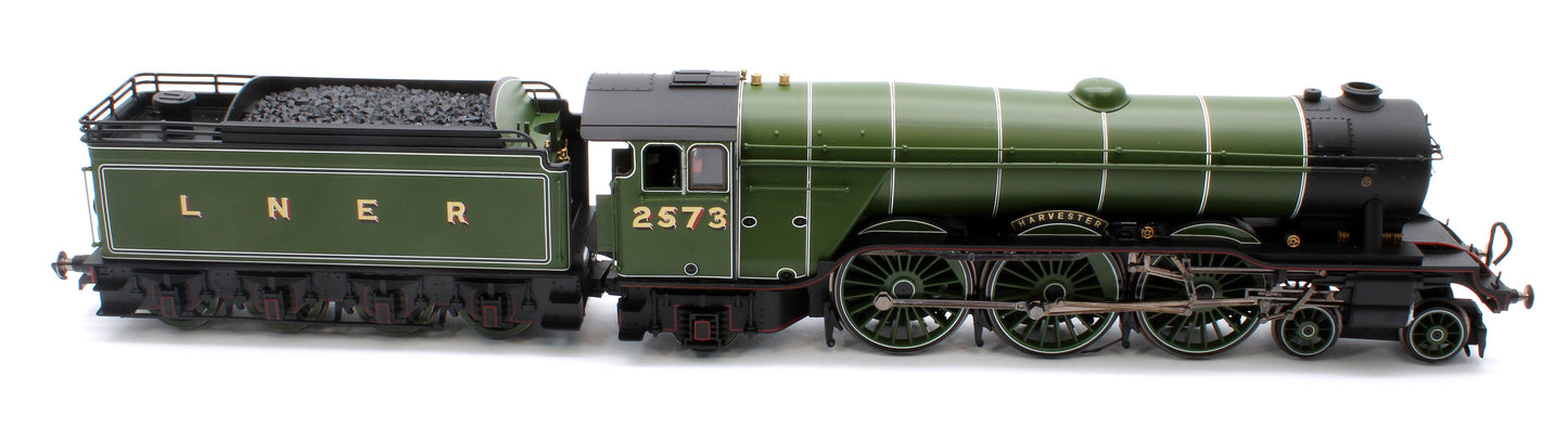 Class A3 No.2573 'Harvester' (diecast footplate and flickering firebox) LNER Green Steam Locomotive