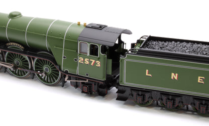 Class A3 No.2573 'Harvester' (diecast footplate and flickering firebox) LNER Green Steam Locomotive