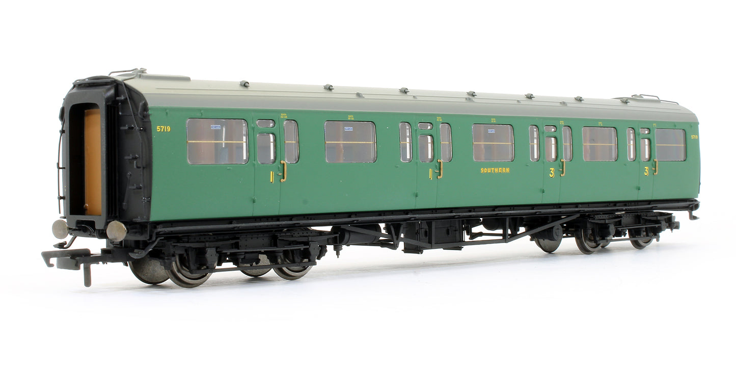 Pre-Owned R4882A SR Bulleid Suburban Composite Coach '5719'
