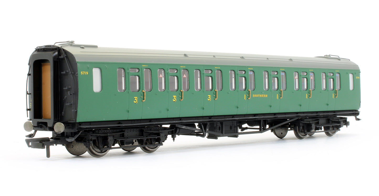 Pre-Owned R4882A SR Bulleid Suburban Composite Coach '5719'