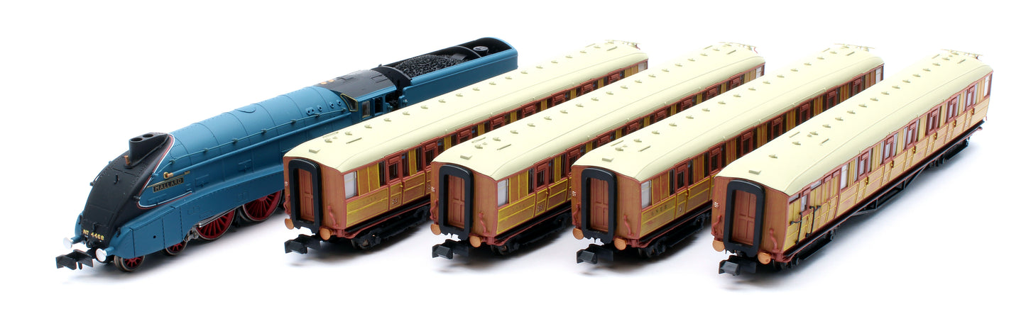 A4 Valanced Mallard 4468 Garter Blue & 4 Gresley Teak Coaches - DCC Fitted