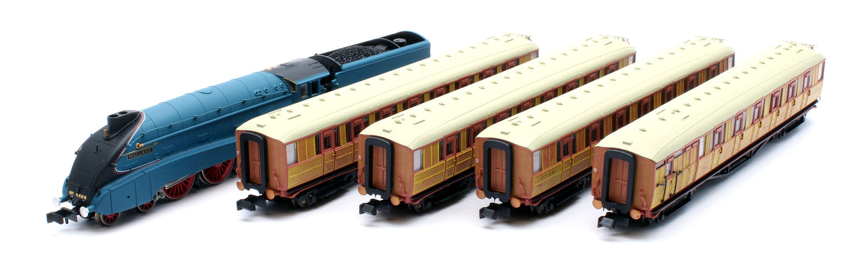 Pre-Owned A4 Valanced Mallard 4468 Garter Blue & 4 Gresley Teak Coaches