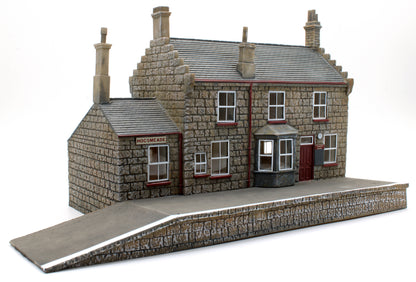 Pre-Owned R7230 Harry Potter Hogsmeade Station Building