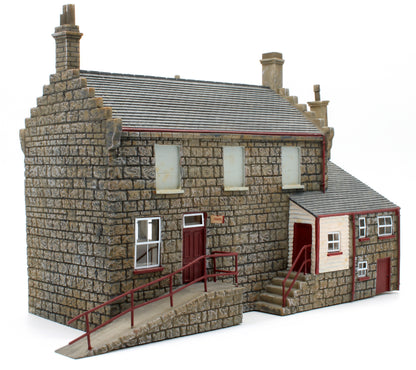Pre-Owned R7230 Harry Potter Hogsmeade Station Building