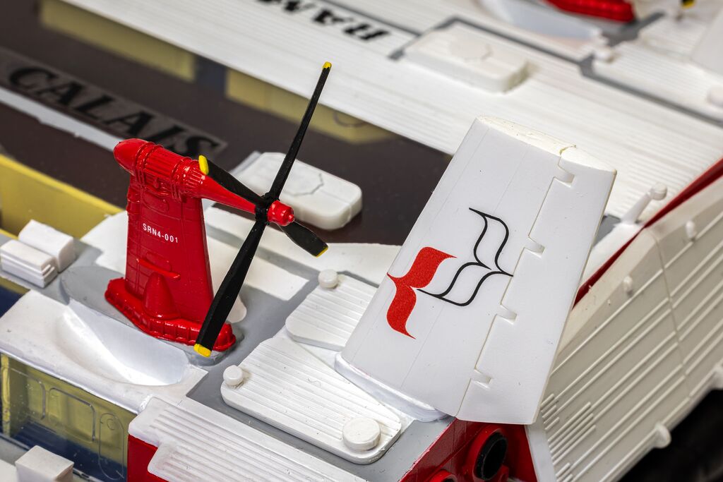 A09171V SR.N4 Hovercraft Model Kit