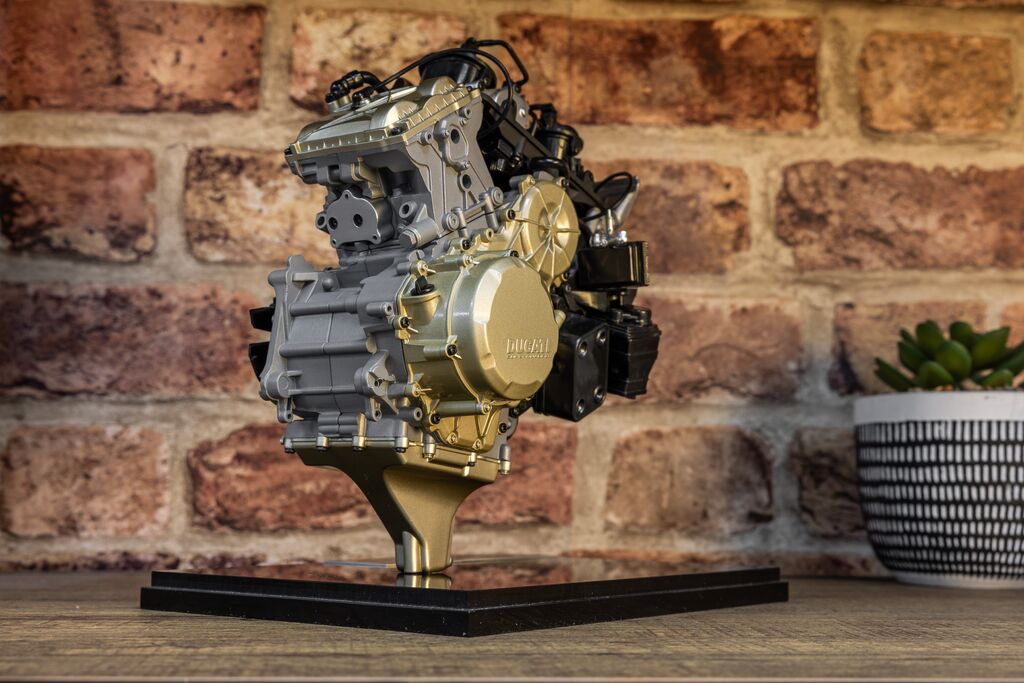 Ducati Superquadro - V2 Engine 1:4 Scale Model Kit
