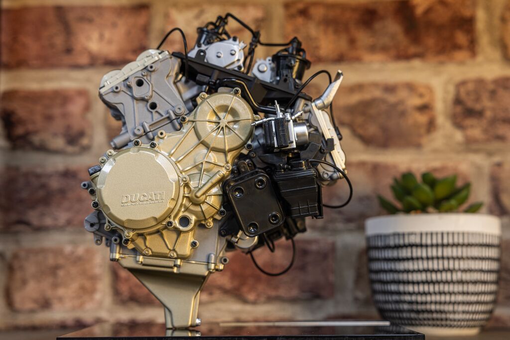 Ducati Superquadro - V2 Engine 1:4 Scale Model Kit
