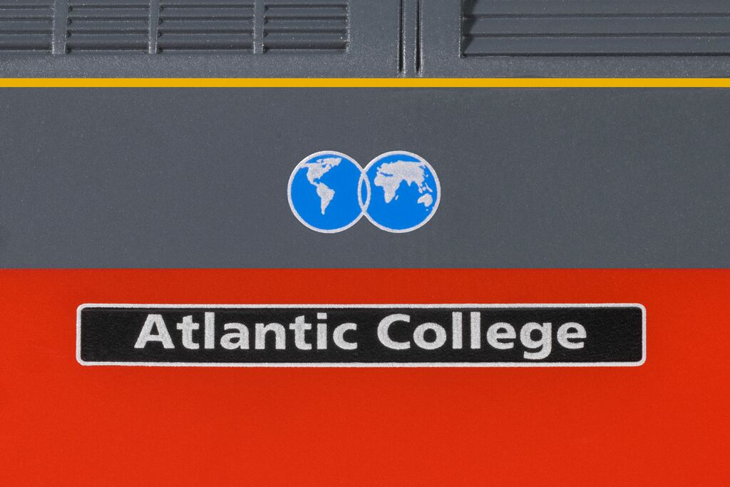 R30543 RailRoad Class 47/7 RES 47749 'Atlantic College' Diesel Locomotive