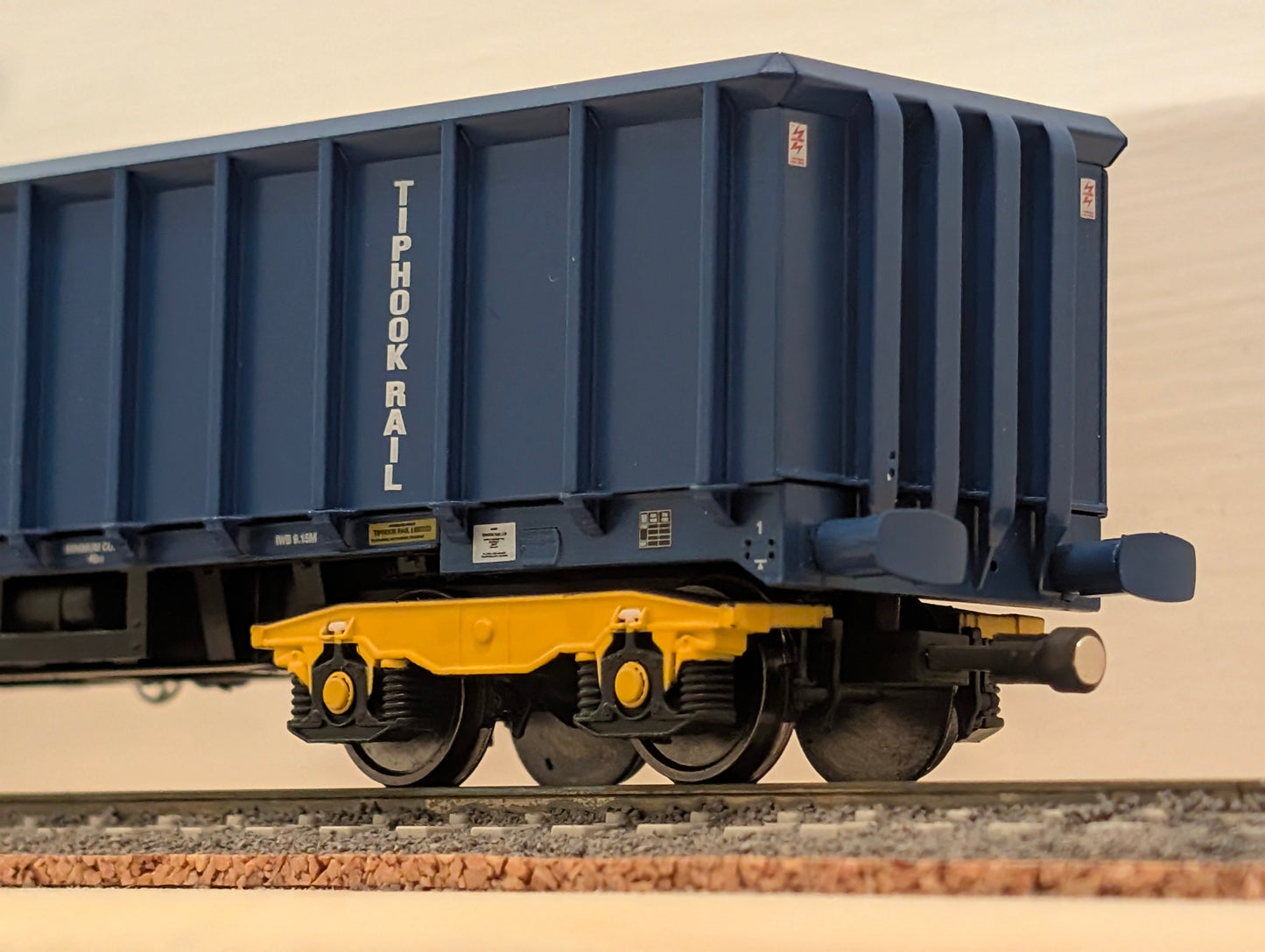 RRM179 OO Gauge Magnetic Couplings - 12mm Drawbar (14 Pack)