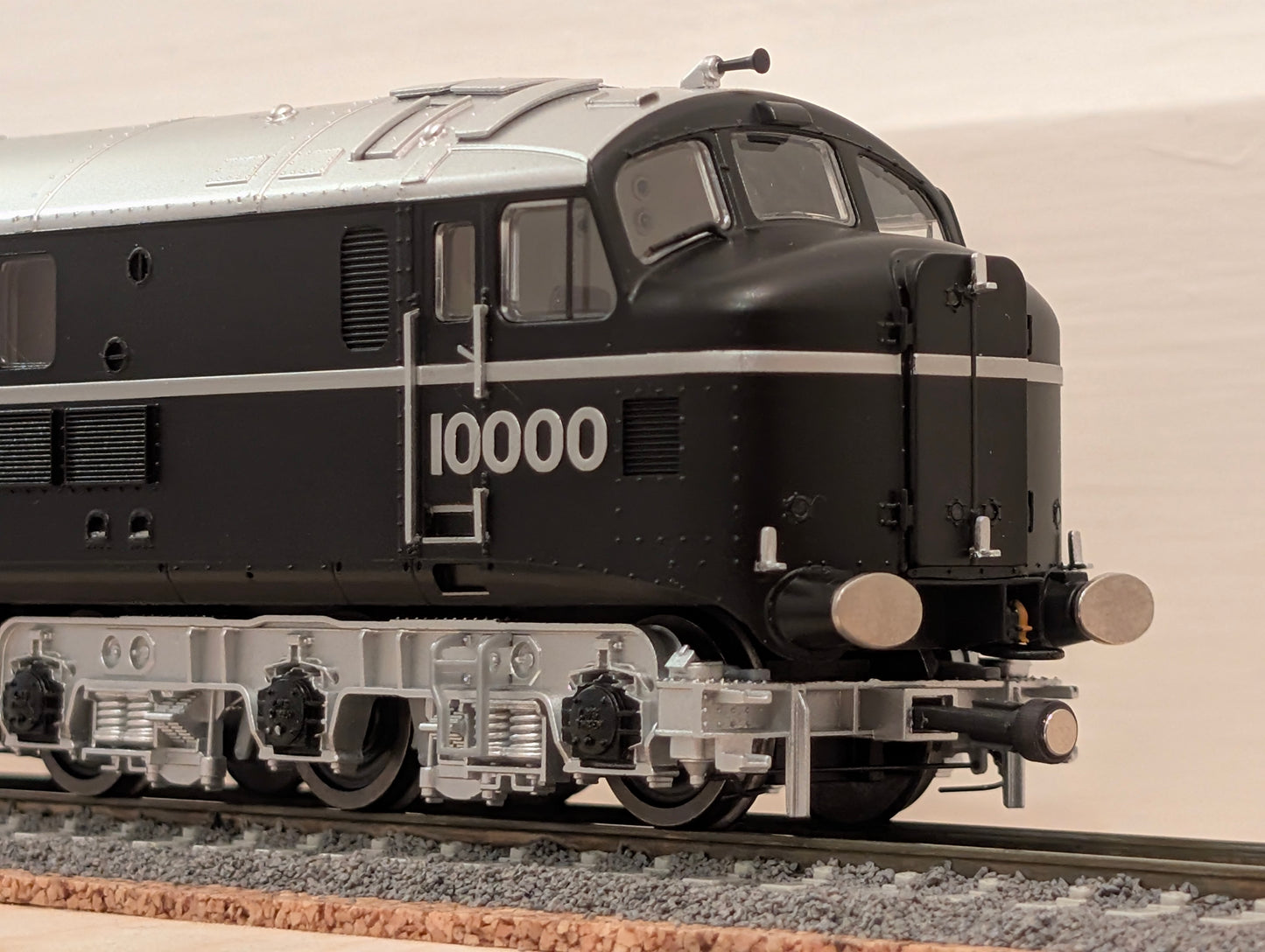RRM180 OO Gauge Magnetic Couplings - 10mm Drawbar (14 Pack)