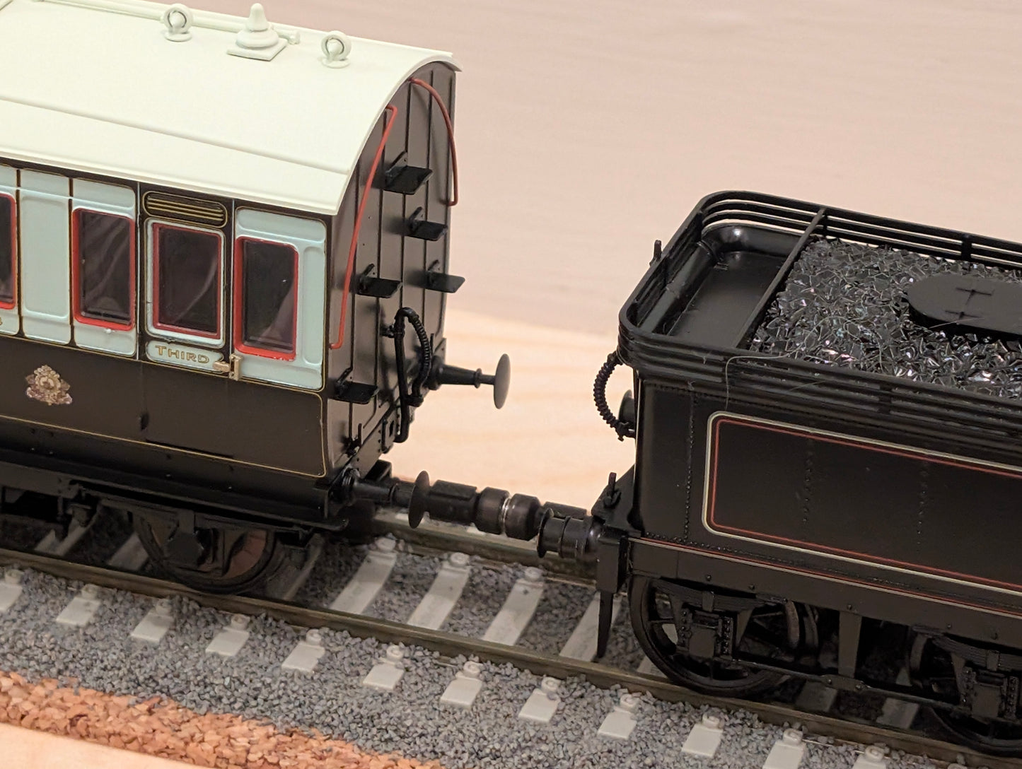 RRM179 OO Gauge Magnetic Couplings - 12mm Drawbar (14 Pack)