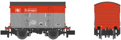 Set of 3 BR 12T VEA Ventilated Vans, BR Railfreight Red/Grey