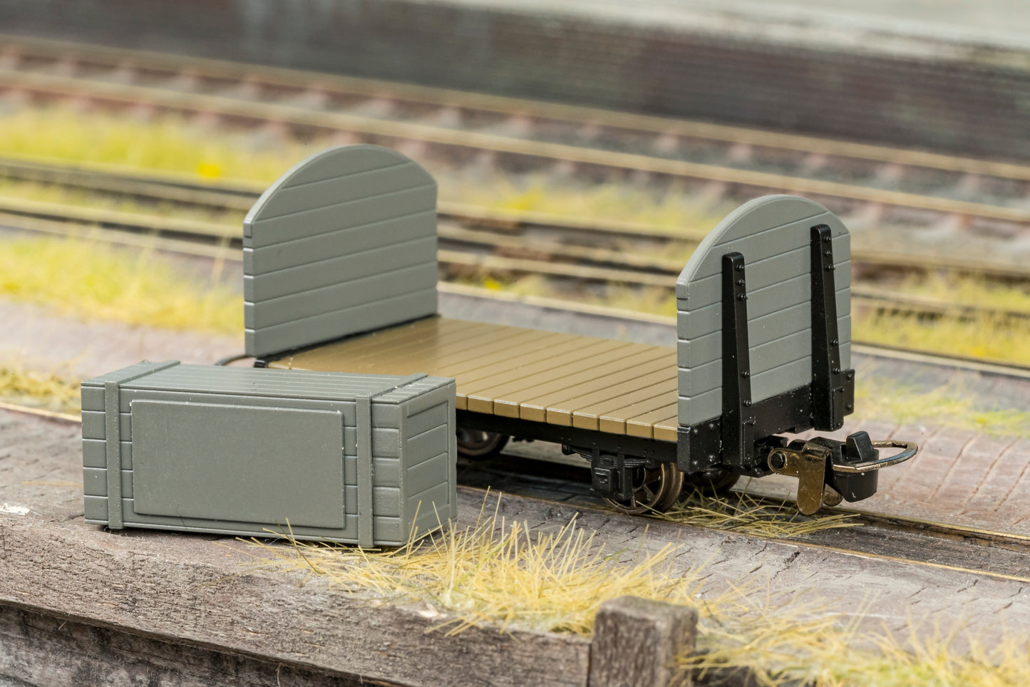 833208 Round Ended Flat - Plain Red No. 9 (with removable crate)