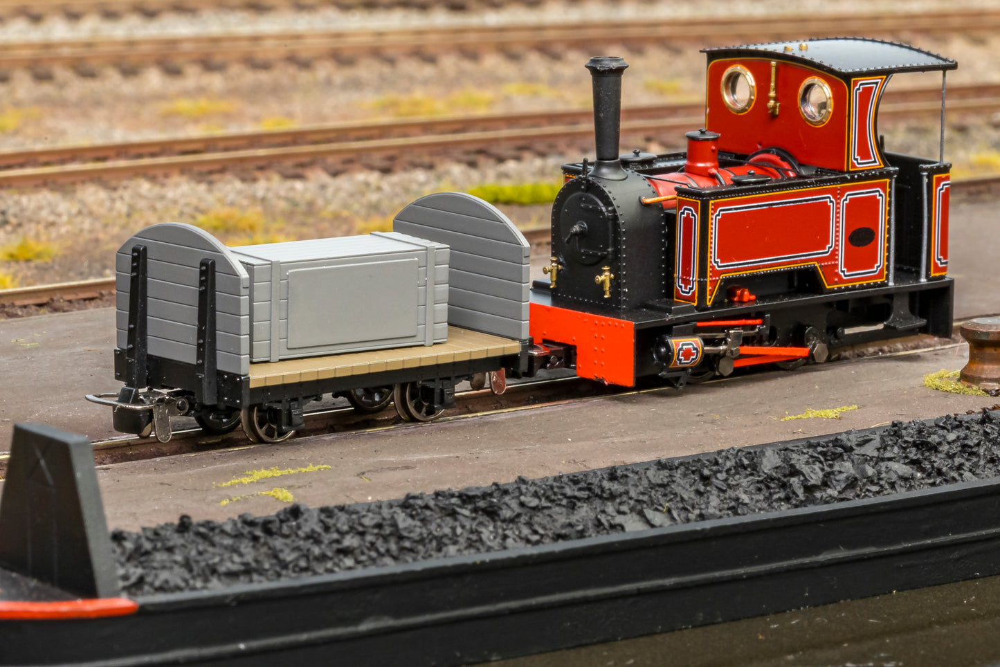 833207 Round Ended Flat - Plain Red No. 6 (with removable crate)