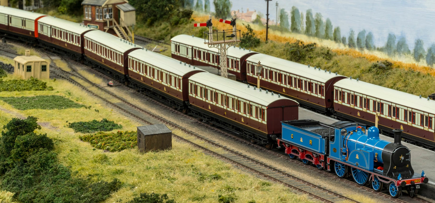 978108 ‘Evolution’ 48’ Caledonian Railway Purple Madder and White Brake third No.654
