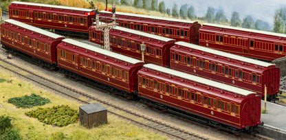 978150 ‘Evolution’ 48’ North Eastern Railway Crimson Lake Brake third No.1374