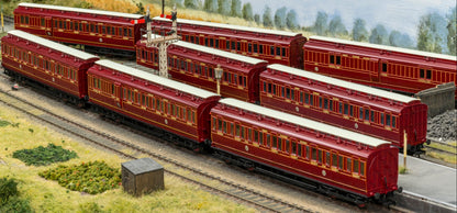 978154 ‘Evolution’ 48’ North Eastern Railway Crimson Lake Full brake No.291
